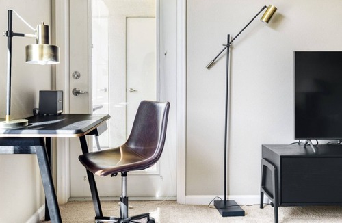 North San Jose Apartment | Airy San Jose 1BR w/ W/D & Pool, 3 mins to Samsung & Cisco, by Blueground