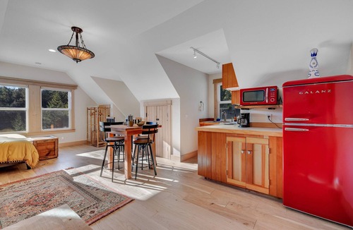 Little River House | Albion Getaway - Ridge Views, Hiking & Game Lounge