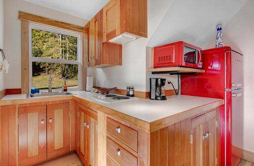 Little River House | Albion Getaway - Ridge Views, Hiking & Game Lounge