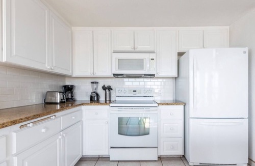 West Newport Apartment | Alexander - 2001 Court St.