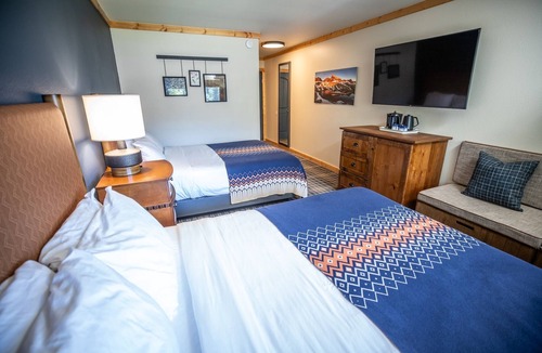 Mammoth Lakes Hotel | Alpine Room with Private Parking, Steps from Mammoth Mountain & Ski Trails