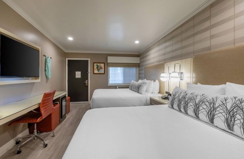 Old Town House | Amazing Stay! Four Great Units /8 Queen Beds, Central Location, Free Parking