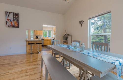 Kiwanda Shores House | Ammy's Beach House/Short Walk to Beach and Restaurants/BBQ/Jacuzzi