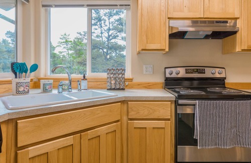 Kiwanda Shores House | Ammy's Beach House/Short Walk to Beach and Restaurants/BBQ/Jacuzzi