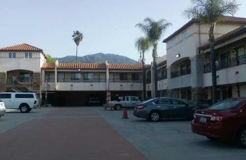 Duarte House | An affordable hotel near City of Hope medical center!