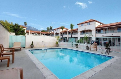 Duarte House | An affordable hotel near City of Hope medical center!