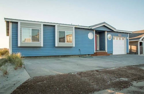 Kiwanda Shores House | At Last, direct beach access, wall of windows.