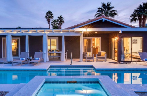 Vista Norte House | Azure Oasis - Modern Poolside Retreat