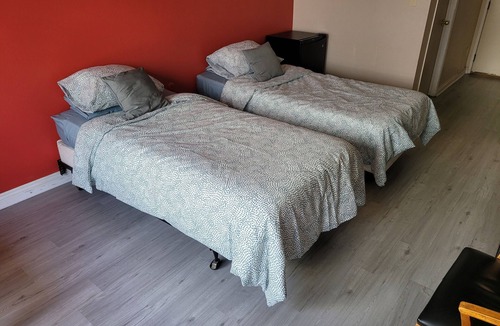 Beverly Hills Hotel | (B17) Double Spacious Unit with Private Bath