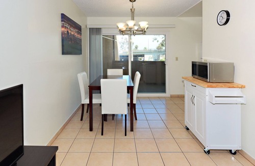 Palms Apartment | Bagley 210- Apartment with AC in charming Los Angeles
