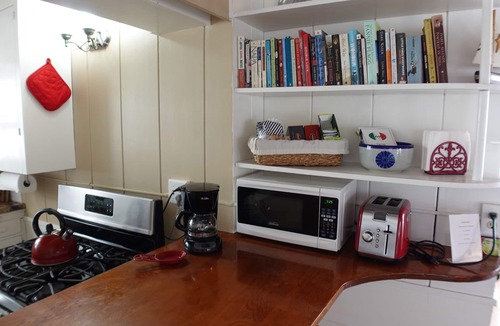Balboa Island Apartment | Balboa Island Charmer