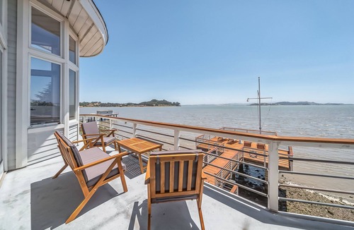 San Rafael House | Bayfront Retro Retreat - Amazing SF Getaway