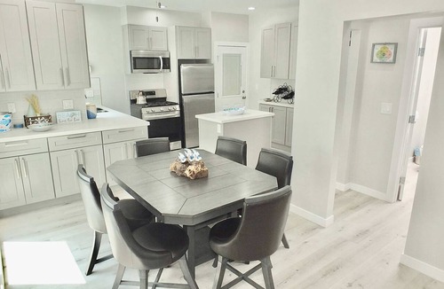 Peninsula Condo | Beach and Bay, Steps to Water, World Cup, Sleep 6