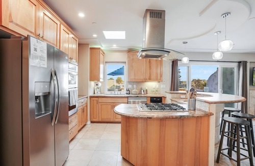 South Mission Beach House | Beach Dream - Steps to the boardwalk & beach with AC, WiFi, deck, prime location!