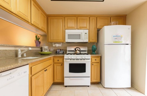 Oxnard Shores Hotel | Beachfront Stay | 4 Relaxing Units w/Kitchen & Free Parking