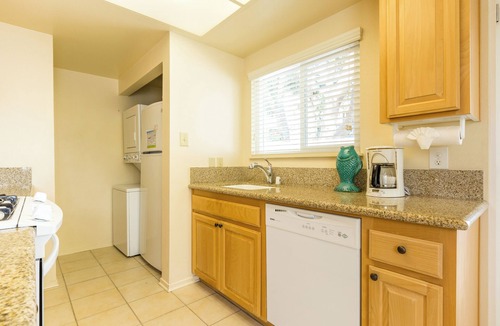 Oxnard Shores Hotel | Beachfront Stay | 4 Relaxing Units w/Kitchen & Free Parking
