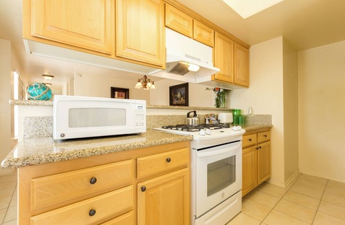Oxnard Shores Hotel | Beachfront Stay | 4 Relaxing Units w/Kitchen & Free Parking
