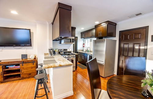 Hillcrest House | BEATIFUL ZEN VILLA IN HILLCREST! Gated AC HotTub Paring KingBed