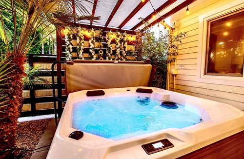 Hillcrest House | BEATIFUL ZEN VILLA IN HILLCREST! Gated AC HotTub Paring KingBed