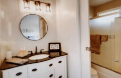 Upper Lake House | Beautiful 3 Bedroom 2 Bath house in an ideal location