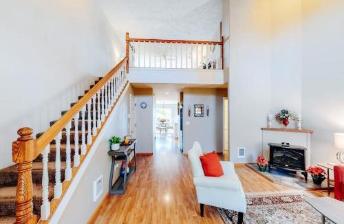 Waldport House | Beautiful coastal escape on golf course with enclosed yard & private gas grill