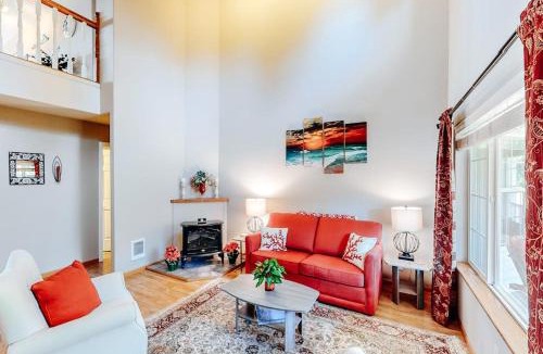 Waldport House | Beautiful coastal escape on golf course with enclosed yard & private gas grill