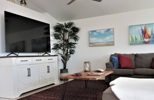 San Clemente House | Beautiful & cozy ocean front beach cottage