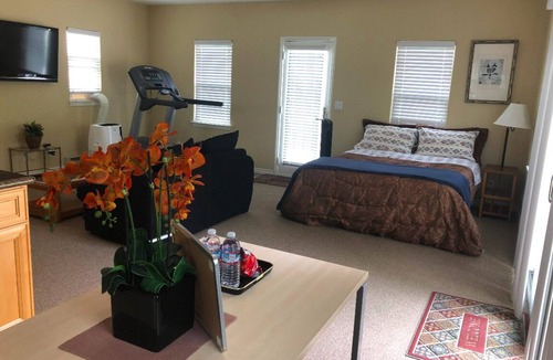Estates House | Beautiful private guesthouse in upscale neighborhood
