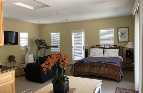Estates House | Beautiful private guesthouse in upscale neighborhood