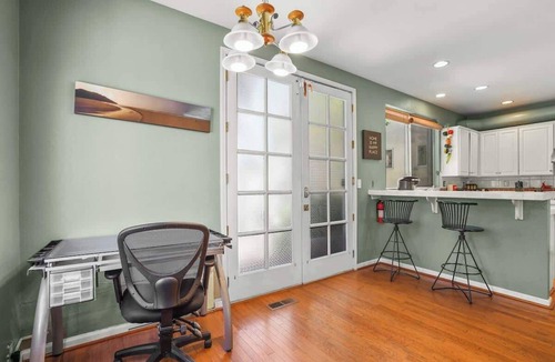 Little Hollywood House | Beautiful Spacious 4BR House in Silver Terrace w/ Secured Parking Near SFO & Downtown San Francisco