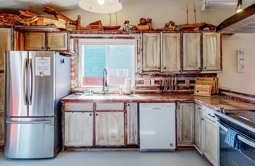 Bayshore House | Beautiful vacation getaway steps from beach with deck, board games & EV charger