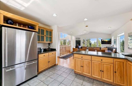 Truckee Cabin | Beautiful View, Trails Nearby, Bunk Beds, Free Ev Charger, Games, Weber BBQ and Big Deck