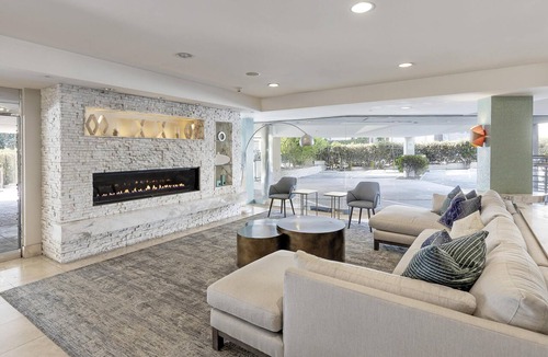 Tree Section Hotel | Belamar Hotel Manhattan Beach, Tapestry Collection by Hilton