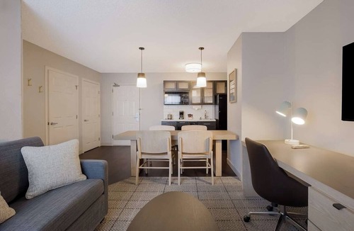 Irvine Industrial Complex-East Hotel | Best Choice! 1BR Suite with Full Kitchen, BBQ Area, Parking, Pets are Welcome!