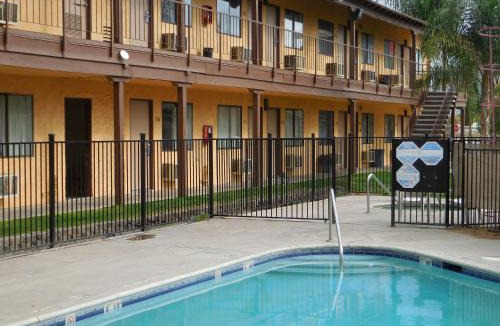 Oildale Hotel | Best Economy Inn & Suites