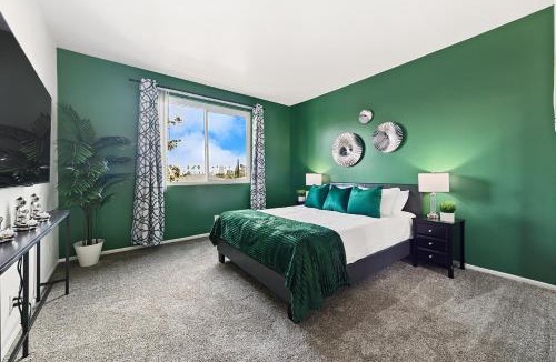 Beverly Grove Apartment | Beverly Hills Glamour Oasis 2 BR Apt with Parking 304