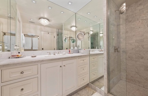 Beverly Glen Bed & Breakfast | Beverly Hills luxury suite with desk, wifi, and private entry.
