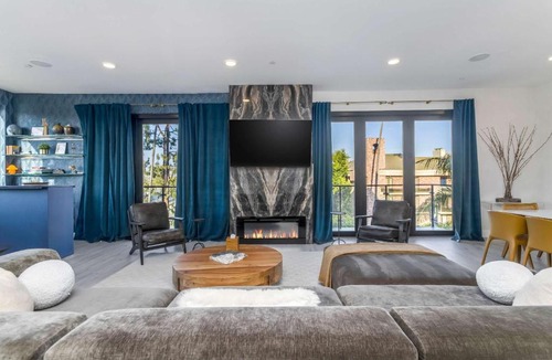 Beverly Grove Apartment | Beverly Hills Skyline Retreat with Rooftop Jacuzzi