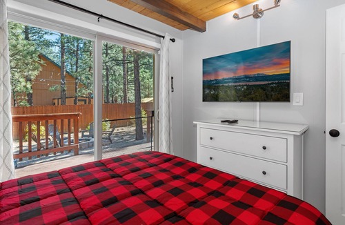 Woodlands Cabin | Big Bear Den - AC, Large Fenced Yard, Swing Set, Fire Pit