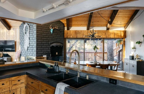 Moonridge Cabin | Big Bear Designer Cabin: Skiing + Hiking + Hot Tub