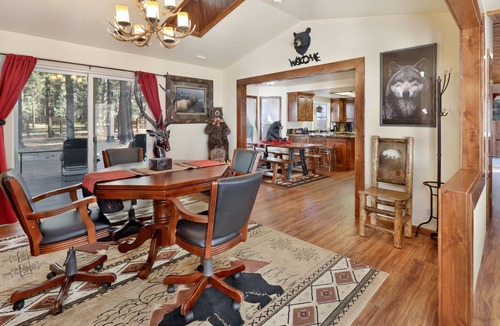 Evergreen Estates Ski Chalet | Big Bear Frontier- Hot Tub- Games Relaxing Central Retreat