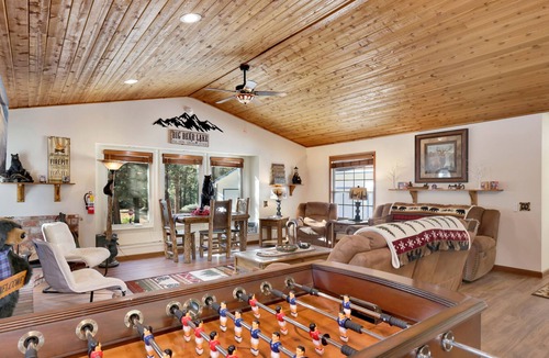 Evergreen Estates Ski Chalet | Big Bear Frontier- Hot Tub- Games Relaxing Central Retreat