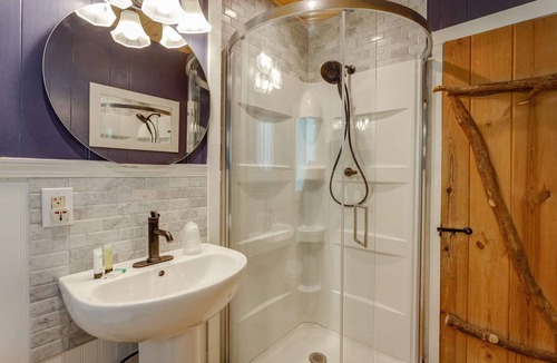Twin Peaks Hotel | Blue Jay - One-Bedroom | One Bed + Day Bed | ¾ Bathroom | Sleeps Four