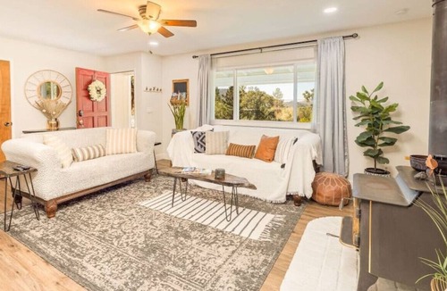 Oakhurst Cottage | Boho Chic style 3-Bedroom cottage near Yosemite, with Firepit/BBQ Grill