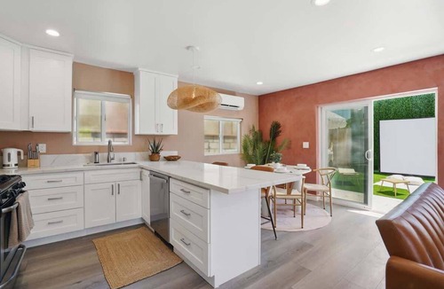 Hawthorne House | Boho Home w/Movie Lounge Near Manhattan Beach