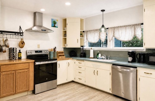 Monte Rio House | Boho Russian River Retreat! Hot Tub~Remodeled! Cabin Near Beaches & Wineries