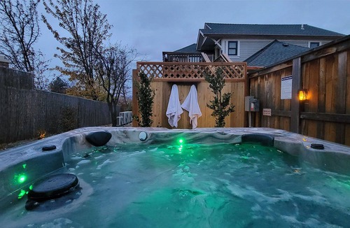 Siskiyou-Hargadine Historic District House | BookStayHop - RedTail ~ Lower Suites~ Hot Tub and convenient Tesla Station!