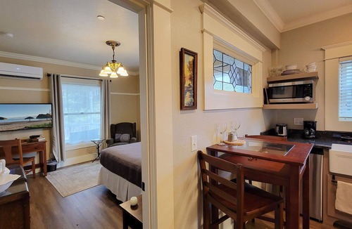 Siskiyou-Hargadine Historic District House | BookStayHop - RedTail ~ Lower Suites~ Hot Tub and convenient Tesla Station!