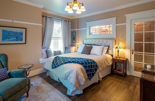 Siskiyou-Hargadine Historic District House | BookStayHop - RedTail ~ Lower Suites~ Hot Tub and convenient Tesla Station!