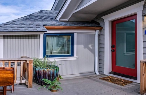 Siskiyou-Hargadine Historic District House | BookStayHop - RedTail McCall Suite~ Hot Tub and Convienent Tesla Station